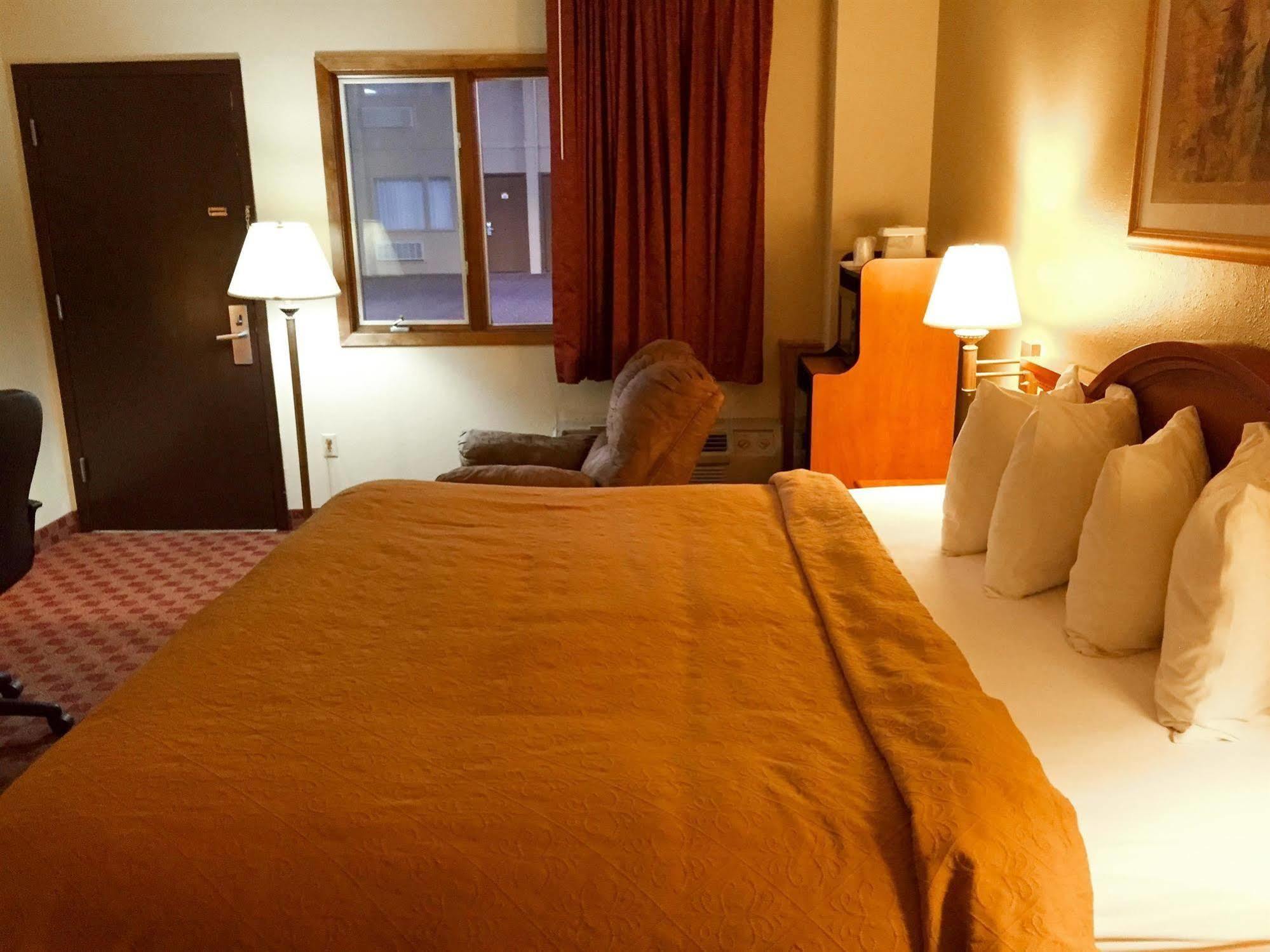 Badlands Inn & Suites Dickinson Εξωτερικό φωτογραφία